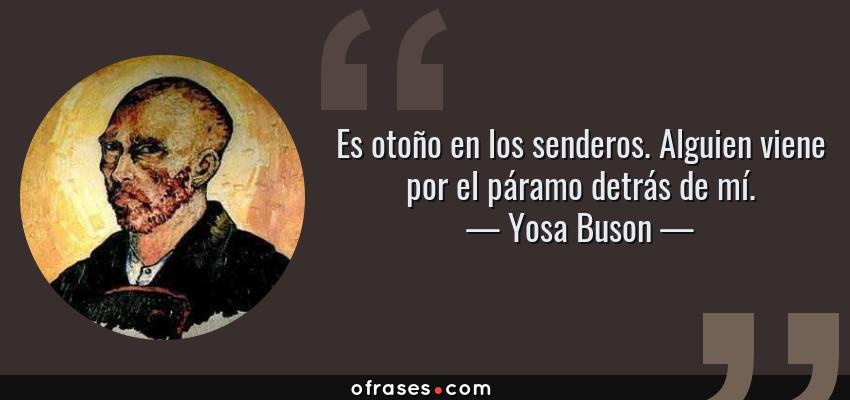 Frases de Yosa Buson - Es otoño en los senderos. Alguien viene por el páramo detrás de mí.